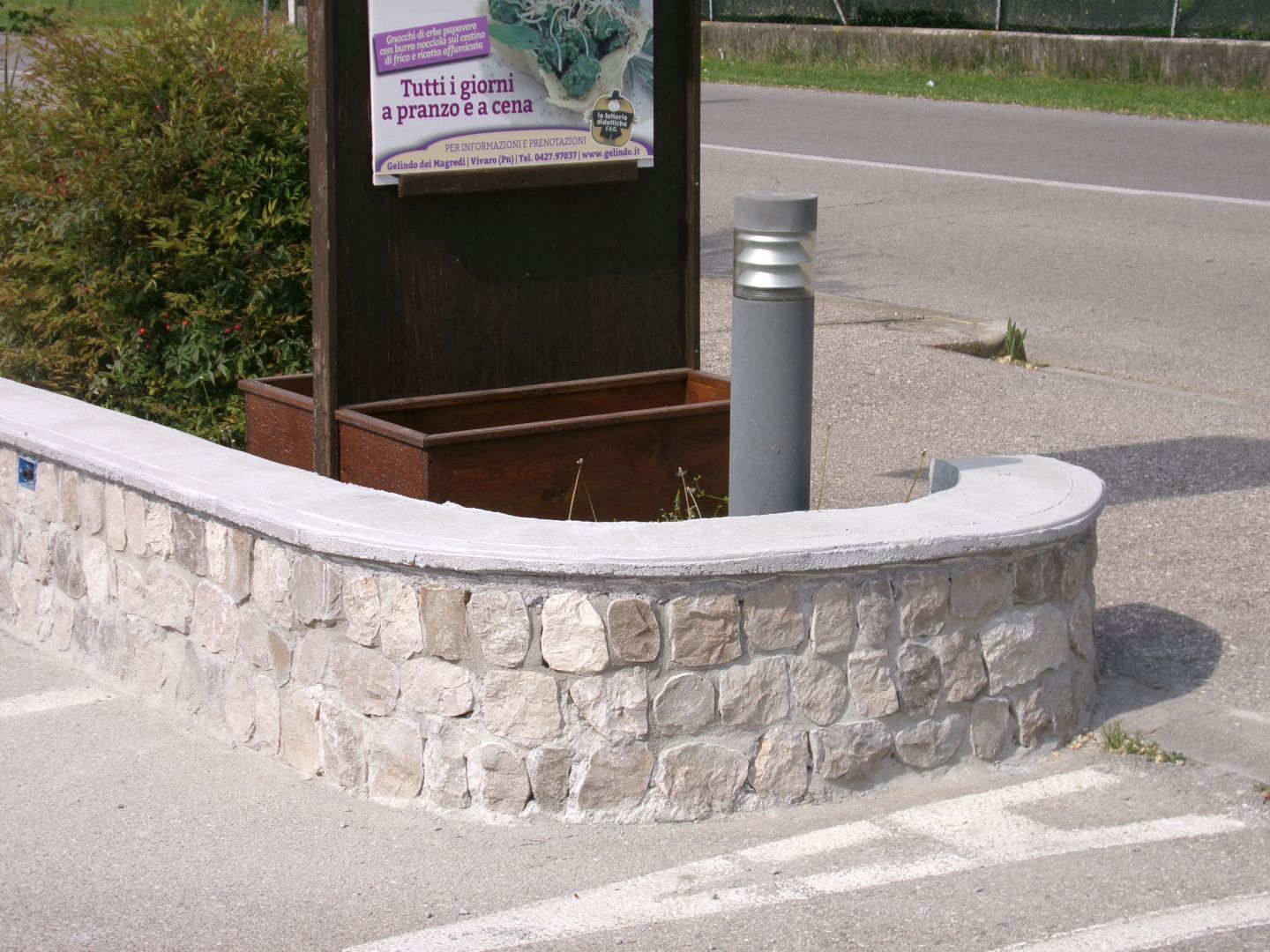 Ristorante Gelindo dei magredi, muro contenimento fioriera